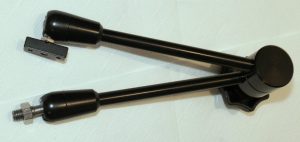 allseits verstellbarer und fixierbarer Halter – Optik-Online