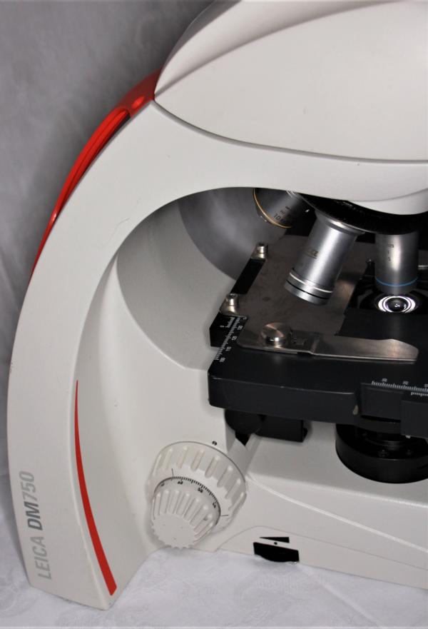 Leica DM 750 LED Durchlichtmikroskop mit Trinokulartubus – Optik
