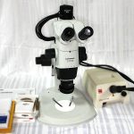 Olympus SZX10 ZOOM Stereomikroskop mit Planapo 1x und 0,75x Objektiven im Wechsler, LED Koaxial Beleuchtung, Photoausgang